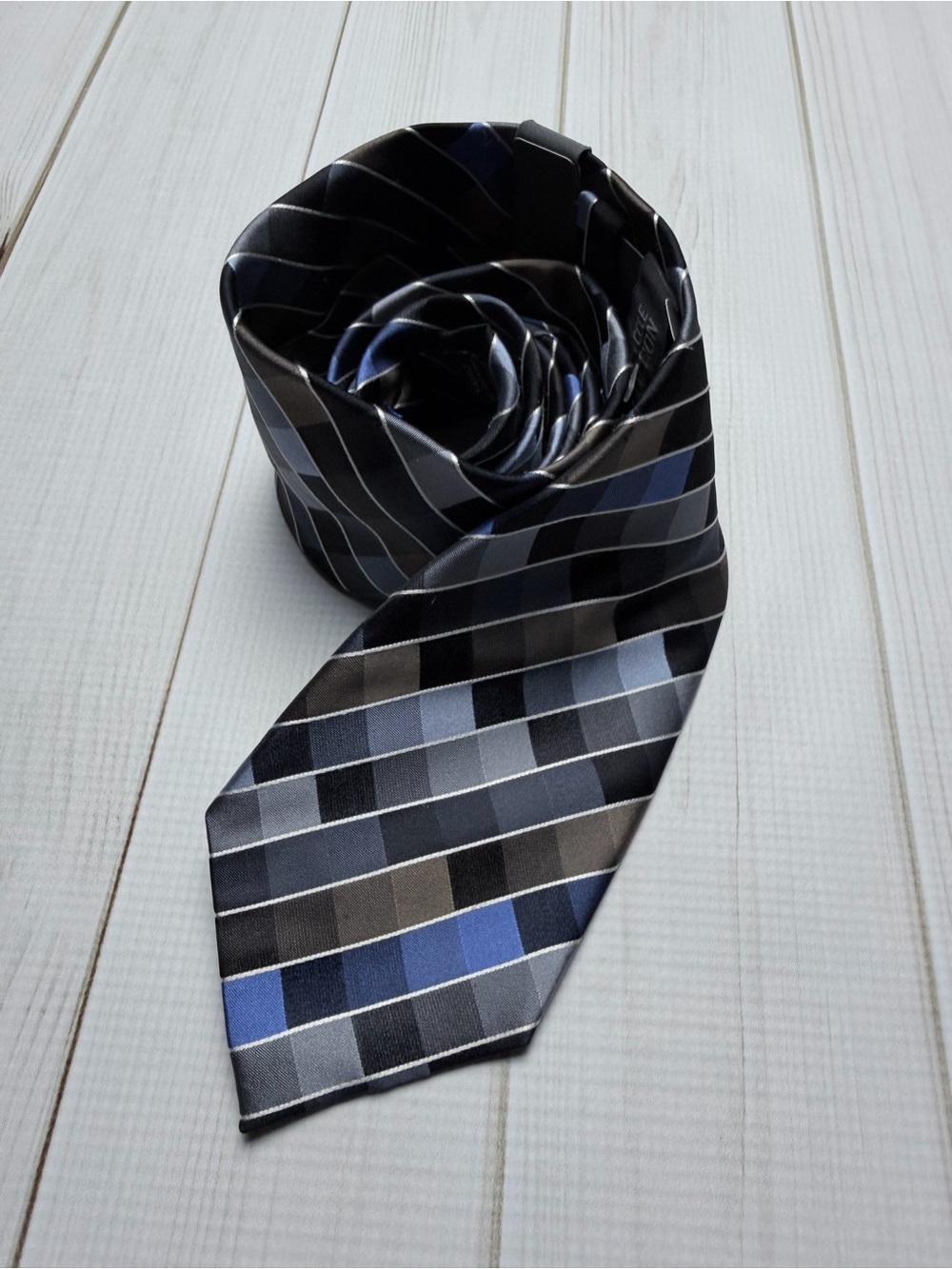 Kenneth Cole Reaction Men's 100% silk Black & Blue Geometric Tie